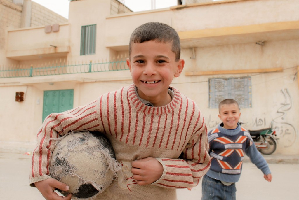 シリアの遺跡の街は、カメラが珍しかったみたいで、道で遊んでた子たちが、家に戻っておめかししてまた出てきた。(2010年)